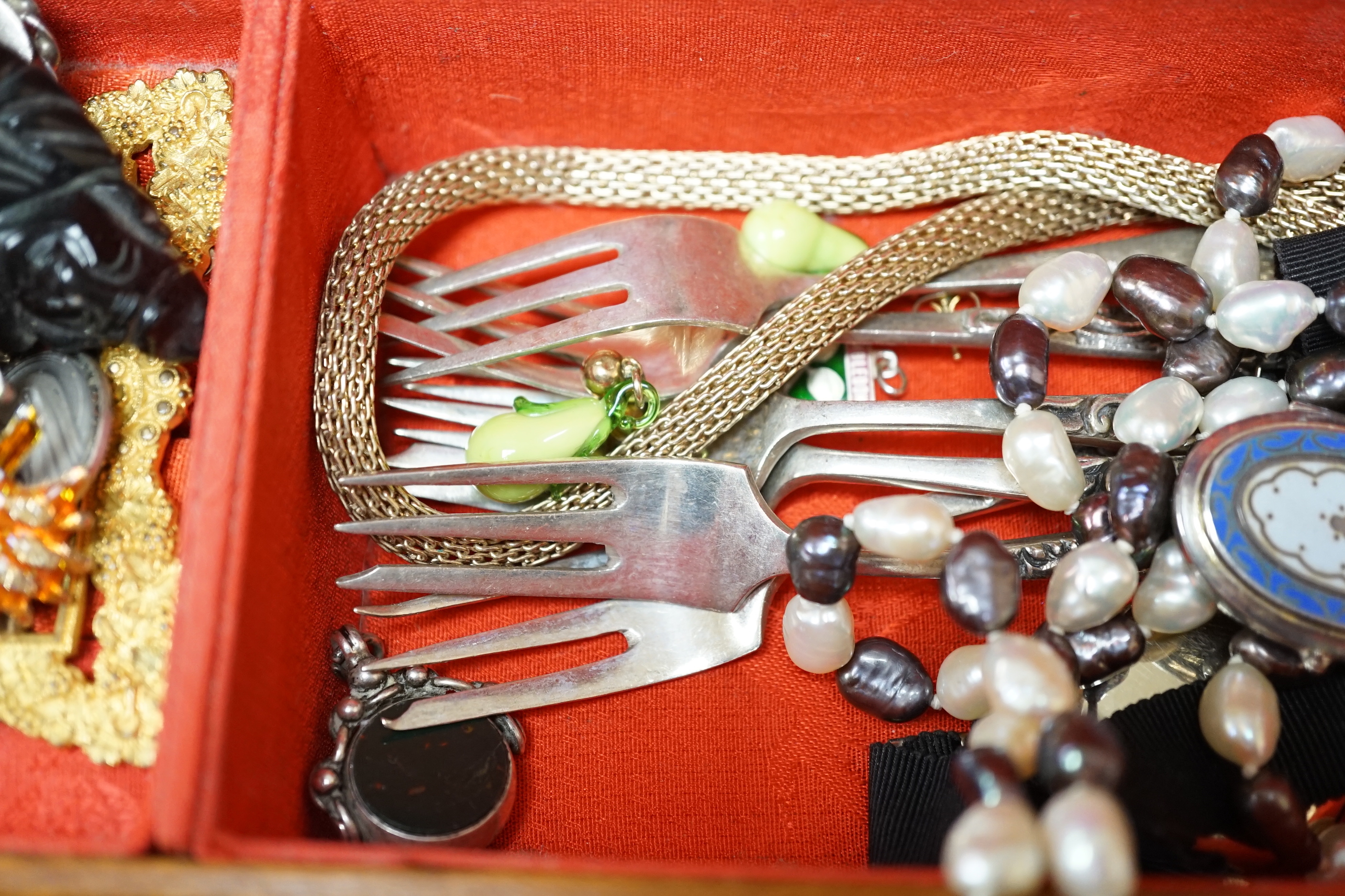 A small quantity of assorted costume jewellery etc. including two pairs of lorgnettes.